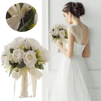 Невеста держит цветы на свадьбу, держит искусственные цветы на свадьбу, держит Букеты высококачественных искусственных цветов из роз