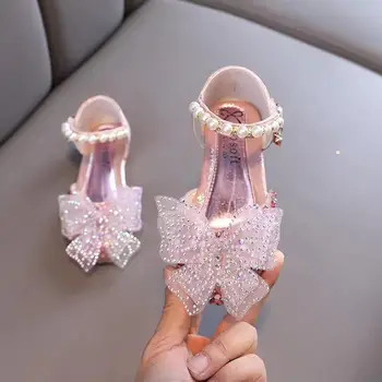 Новые сандалии с блестками для девочек, летние детские повседневные тонкие туфли принцессы, модные нескользящие свадебные туфли с бабочками для девочек